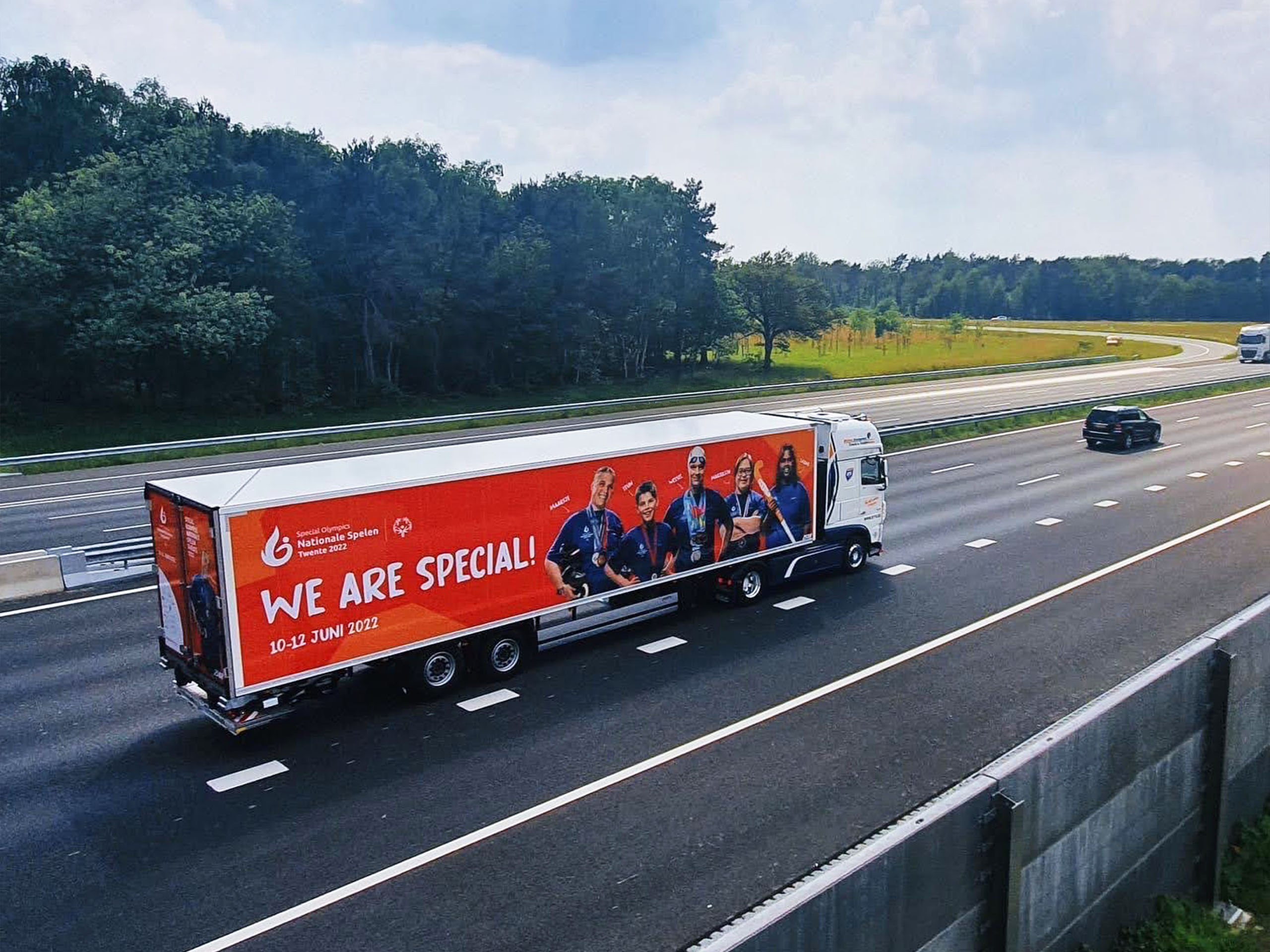 Vrachtwagenwrap, vrachtwagenreclame, busbelettering, vrachtwagen, bestickering, Twente, Nederland, Wierden, Almelo