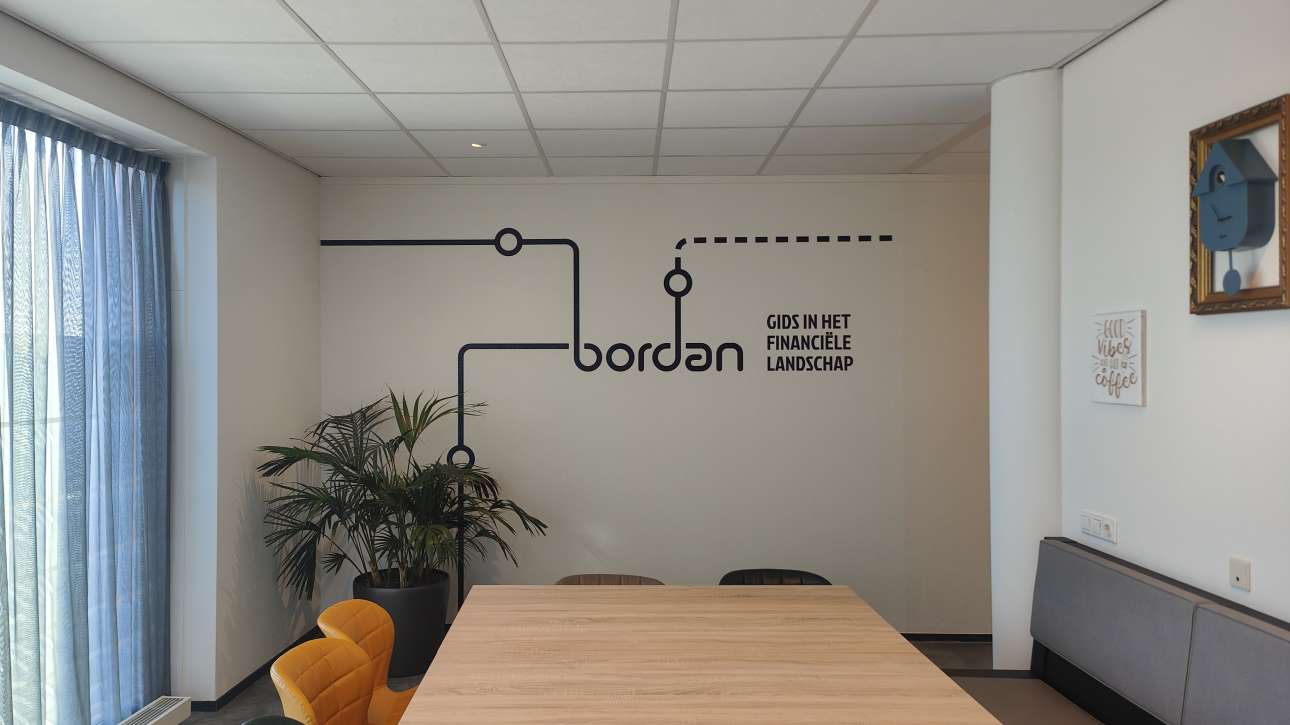 Muurbestickering, snijfolie, wrap, indoor branding, indoor reclame