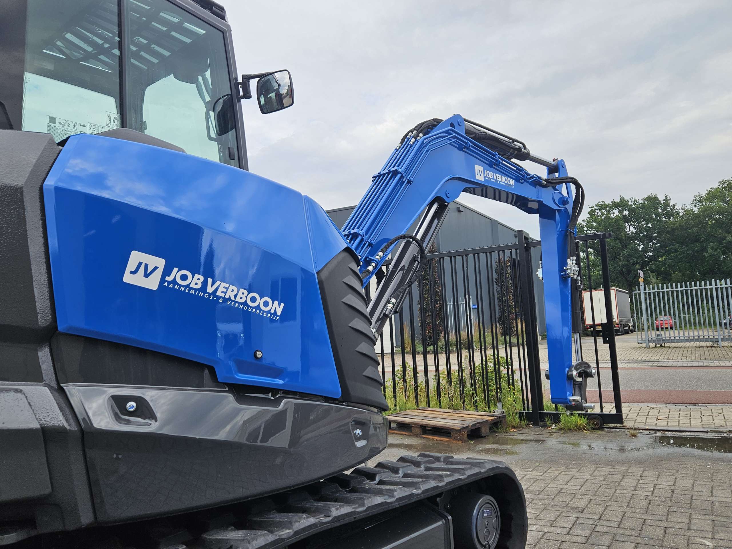 Infra, kraan, beletteren, knikmops, rupskraan, shovel, tractor, hijskraan, hoogwerker, reclame, belettering, bestikckeren, bestickering, twente, wierden, almelo, overijssel