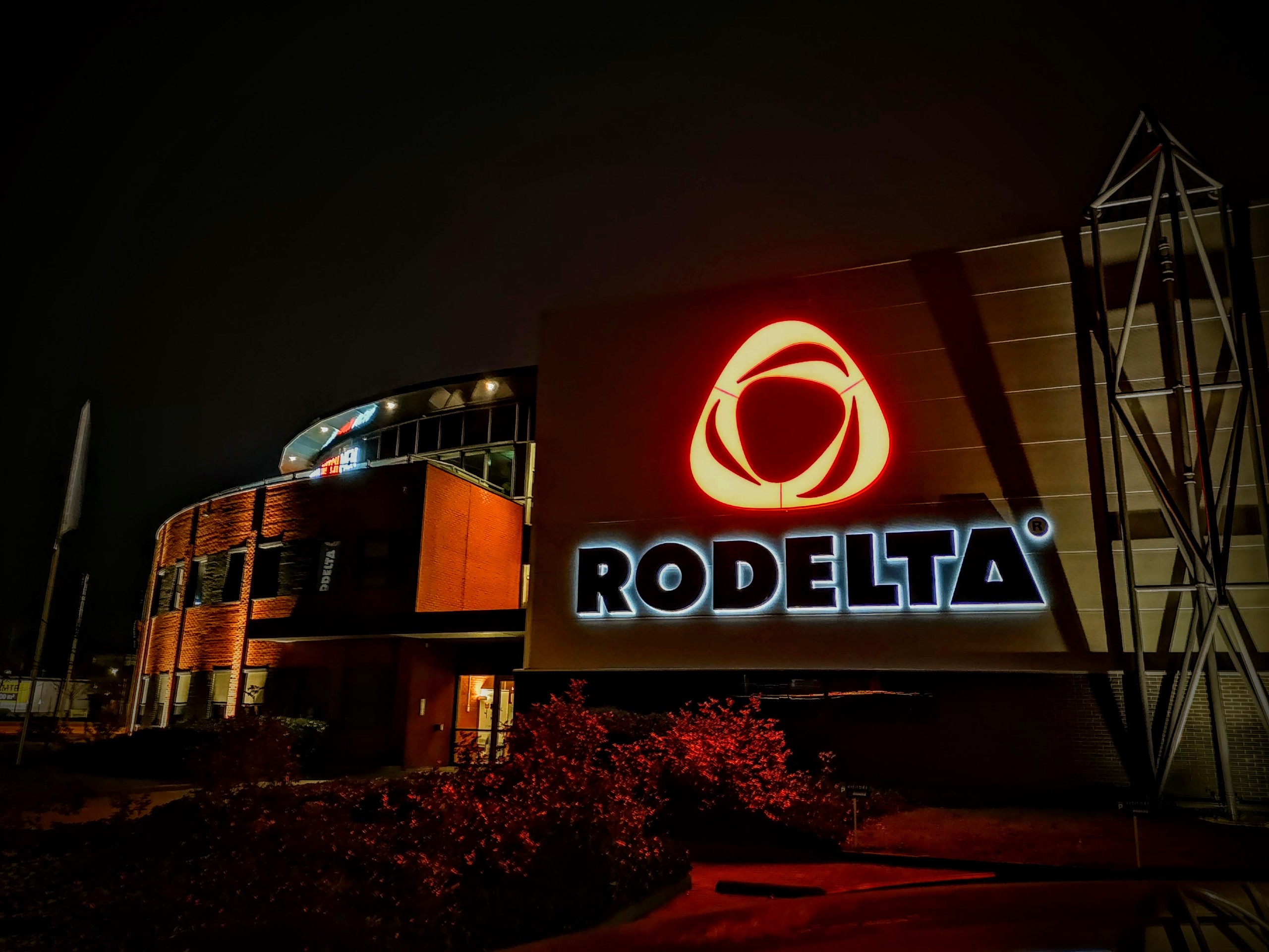 Gevelreclame, Outdoor Signing, buitenreclame, spandoekframes, lichtreclame, bewegwijzering, reclamezuil, signing, reclame, wierden, vriezenveen, twentenrand, twente, overijssel, Raambelettering, window, one way vision