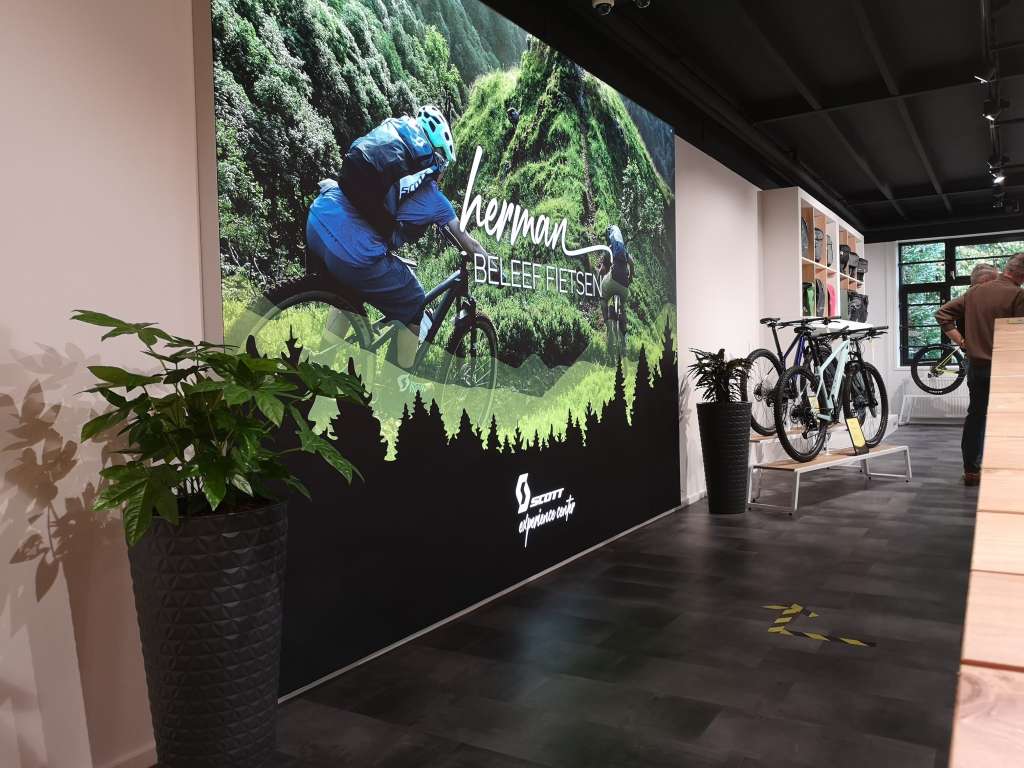 Textielframes, peesframes, peesdoeken, stretchframes, stretchdoeken, indoor, signing, reclame, twente, vriezenveen, overijssel, almelo, enschede